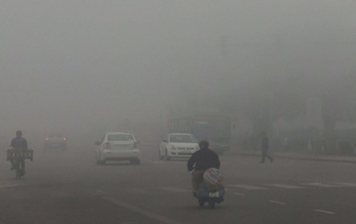 Dense fog blankets in and around Delhi-NCR; Visibility drops to zero