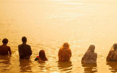 People takes holy dip on Mauni Amavasya across India