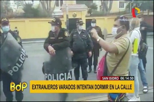 Policía llega a la Embajada de España para desalojar a ciudadanos que intentan armar carpa