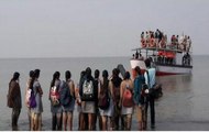 Nation Reporter | 4 killed after boat carrying 40 school children capsizes in Maharashtra's Dahanu