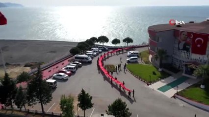 Polisler dev bayrağı böyle taşıdı