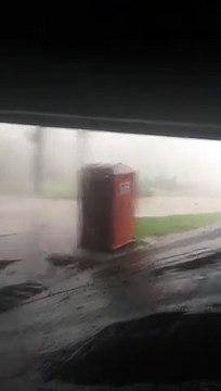 Ces golfeurs sont pris en pleine tempête !