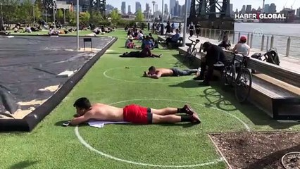 Parkta sosyal mesafe çizgileri