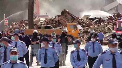 Ora News - Komisioneri Varhelyi: Nuk ndërhyjmë për debatin e Teatrit, dhuna duhet shmangur