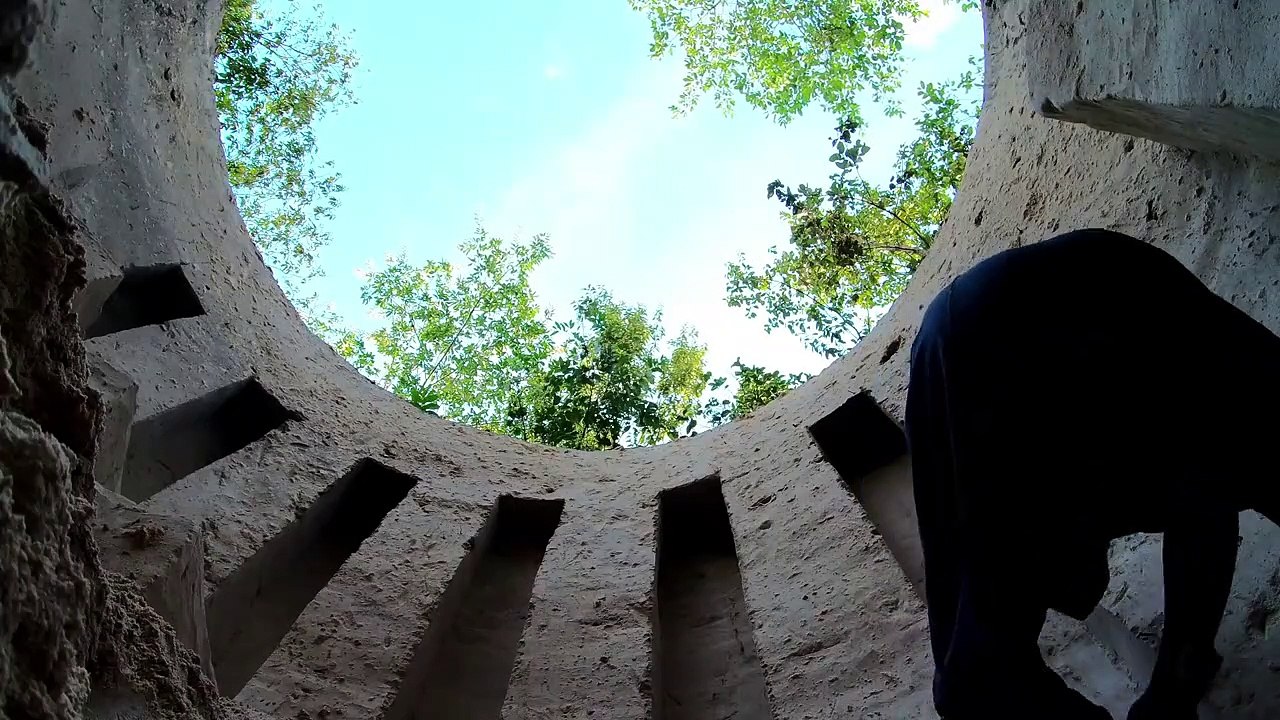 Comment construire une  piscine souterraine dans une maison souterraine