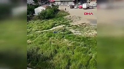 Yasağa rağmen sokağa çıktılar; polisi görünce otların arasına saklandılar