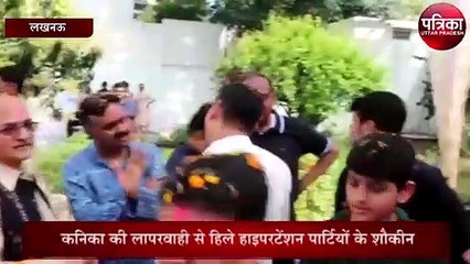 देखिये किस तरह से Kanika Kapoor ने खेली Lucknow में Holi