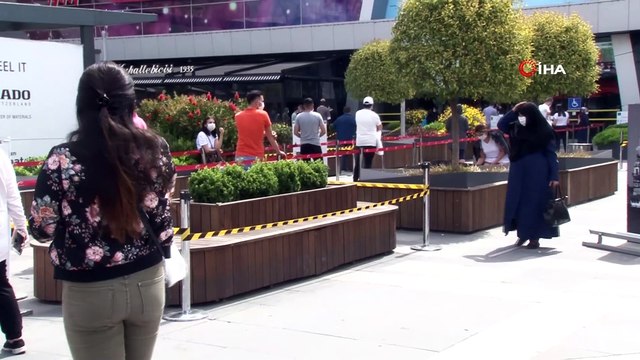 Sokağa çıkma izni başlayınca kızıyla alışveriş merkezine geldi