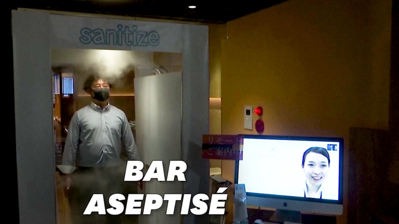 Ce bar japonais désinfecte entièrement ses clients avant d'entrer