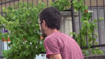 Ceza yiyeceğini anlayınca ağzındaki diş protezini çıkartıp polise gösterdi