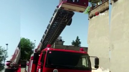 Binanın duvarları arasında mahsur kalan yavru serçeyi itfaiye ekipleri kurtardı