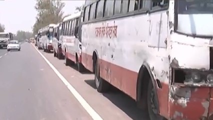 Скачать видео: Migrants' bus row: 400 buses stationed at Raj-UP border