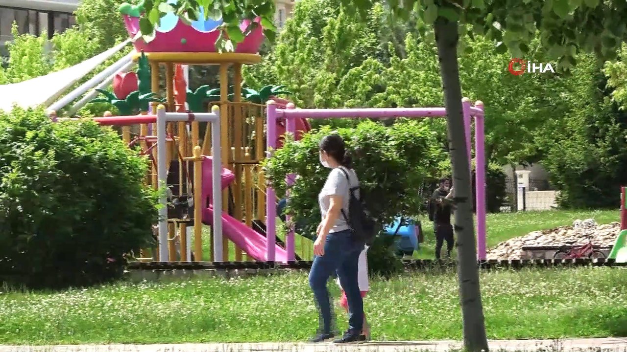 Sıcak havaya rağmen sokaklar çocuk sesleriyle şenlendi
