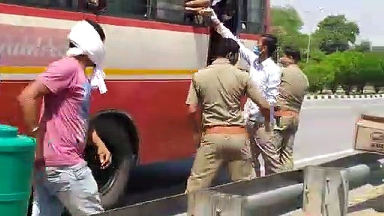 मानवीय सेवाः प्रवासी मजदूरों की प्यास बुझा रही पुलिस