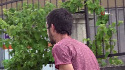 Ceza Yiyeceğini Anlayınca Ağzındaki Diş Protezini Çıkartıp Polise Gösterdi