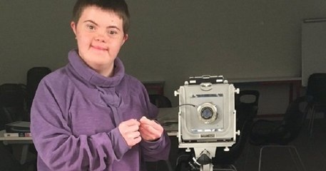 Grâce à ses talents de photographe, cette fille atteinte de trisomie 21 a obtenu son diplôme à l'université