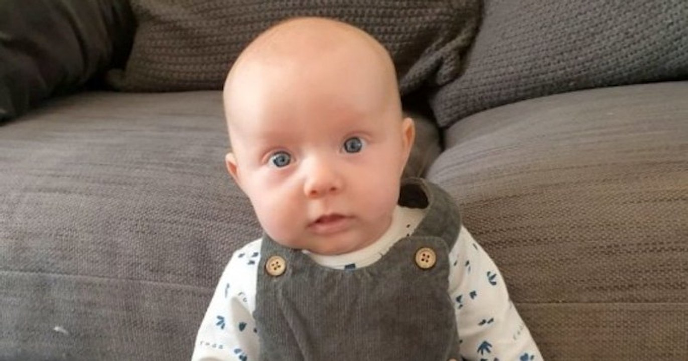 Âgée de 3 mois et demi, cette petite fille arrive à tenir debout