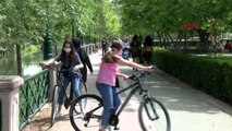 Eskişehir'de çocuklar bisikletle dolaşarak güzel havanın keyfini çıkardı