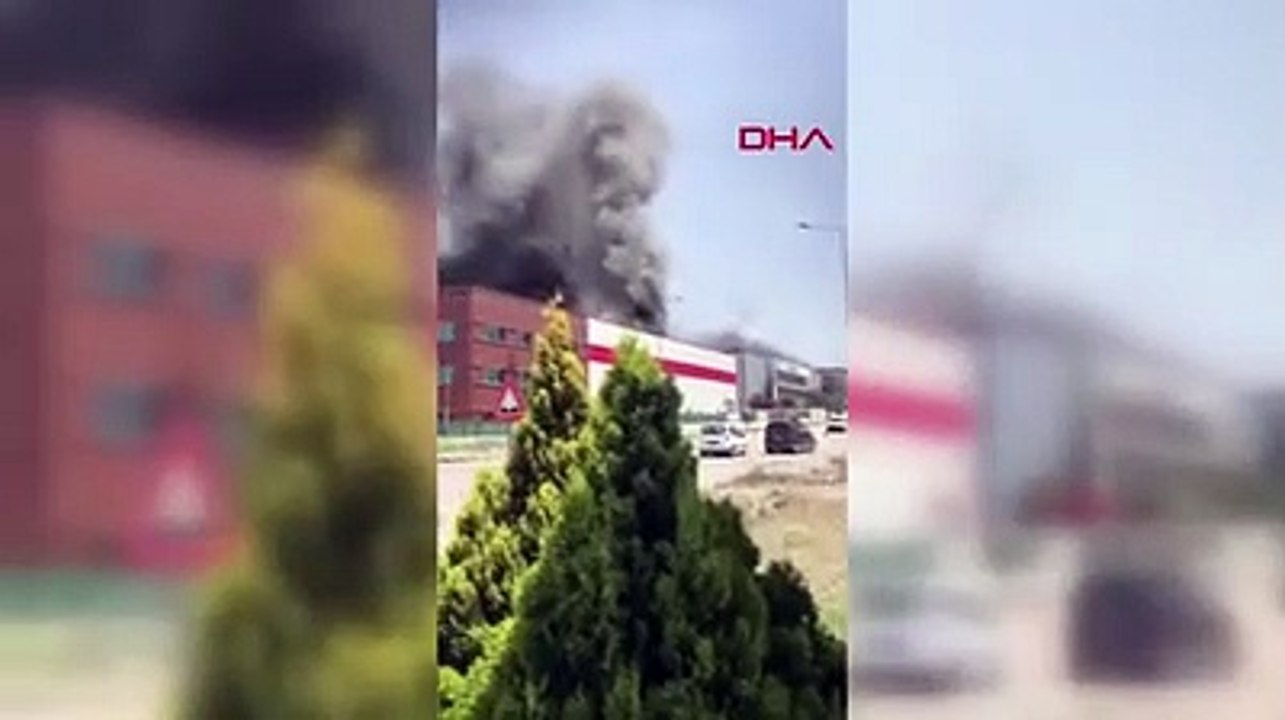 Dumanlar gökyüzünü kapladı! Tıbbi ekipman üretilen fabrika alevlere teslim oldu
