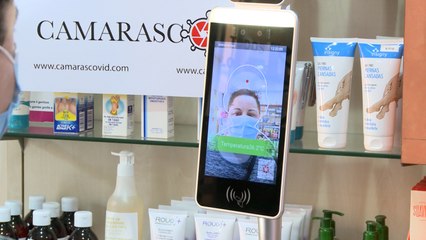 Farmacia instala dispositivo para medir la fiebre y el uso de mascarilla