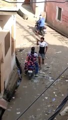 शहर में बदमाशो का टेरर, दहशत में लोग, राहगीर पर तानी बन्दूक