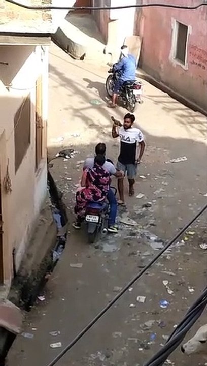 शहर में बदमाशो का टेरर, दहशत में लोग, राहगीर पर तानी बन्दूक