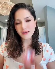 Self Mackup Sunny Leone