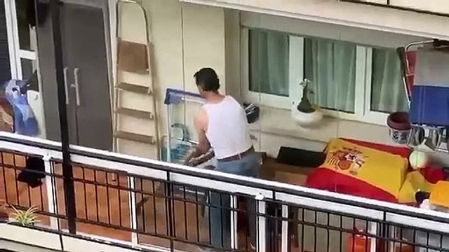 Freddie Mercury Double performt I Want To Break Free von Queen auf einem Balkon in Spanien