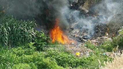 Скачать видео: Lushnja ‘pushtohet’ nga tymi, shpërthime fishekësh në një vatër zjarri