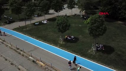 FENERBAHÇE SAHİLİ'NDE DENİZE GİRENLER HAVADAN GÖRÜNTÜLENDİ