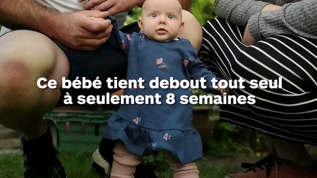 Un bébé de 8 semaines tient debout tout seul