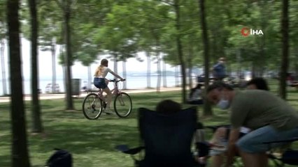 Maskesini takan sahile akın etti, Körfez'e karşı keyif yaptı