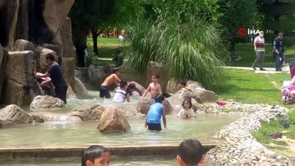 Sokağa çıkan çocuklar süs havuzunda serinledi
