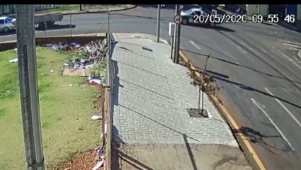 Veja: forte colisão entre carros é flagrada por câmeras de segurança