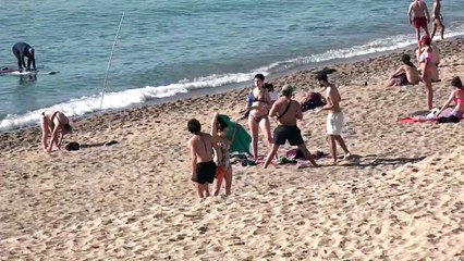 Las playas de  Barcelona reabren entre la confusión y las dudas