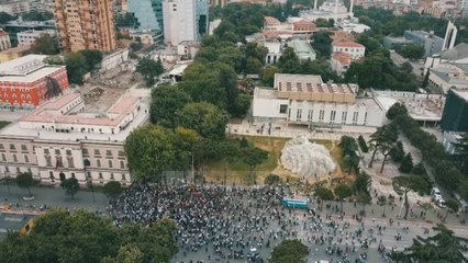 Top News - Lirohen protestuesit/ U arrestuan pas shembjes së teatrit