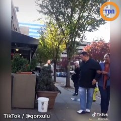 Il prank les gens dans la rue et c'est à mourir de rire
