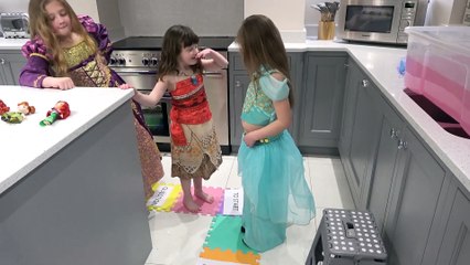 Sophia, Isabella e Alice - Jogando o Jogo das Princesas - Disney Princesas Jasmine, Rapunzel  e Moana