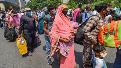 Delhi: Huge crowd gather at Vinod Nagar for bus registration