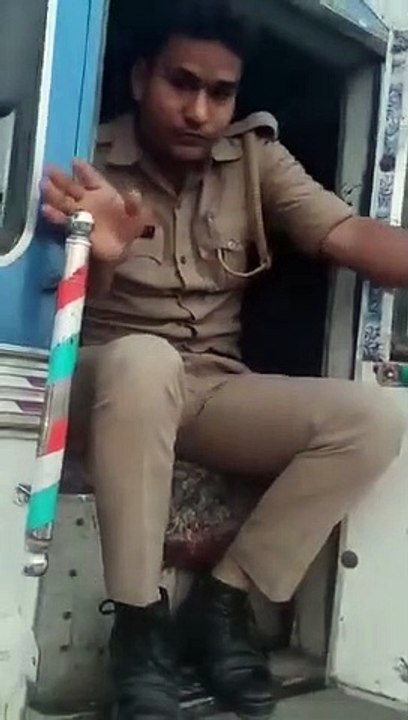 पुलिस टोल प्लाजा में गाड़ी पास करवा कर राजस्व विभाग को लगा रहे चूना