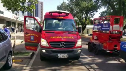 Cadeirante é socorrida pelo Siate na Avenida Brasil, no Centro