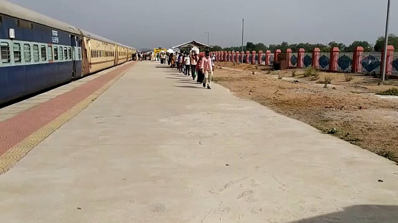 श्रमिक एक्सप्रेस से छतरपुर पहुंचे अलवर व कटरा म...