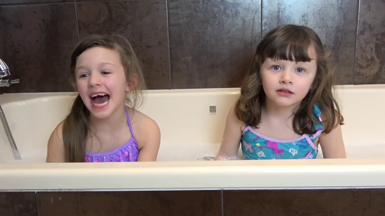 Sophia, Isabella e Alice - LOL Surprise Bonecas  Diversão na Hora do Banho