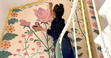 Pendant le confinement, cette artiste a recouvert l'intérieur de sa maison de peintures florales