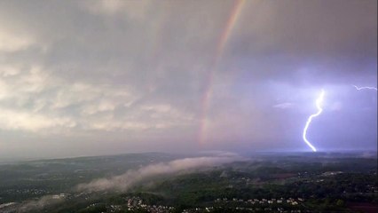 La foudre tombe en plein arc-en-ciel... du jamais vu