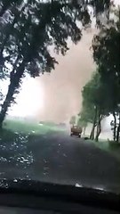 Ce conducteur a une grosse surprise en sortant du bois...  Dingue