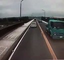 Ce routier va frôler le pire en traversant ce pont... chanceux