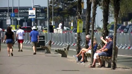 Thousands flock to Southend beach