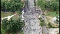 Report Tv sjell pamjet nga dron! Shikoni protestën e grupit të artistëve dhe opozitës për Teatrin
