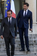 Christophe Castaner blessé ? Cette photo qui surprend sur le perron de l’Élysée !